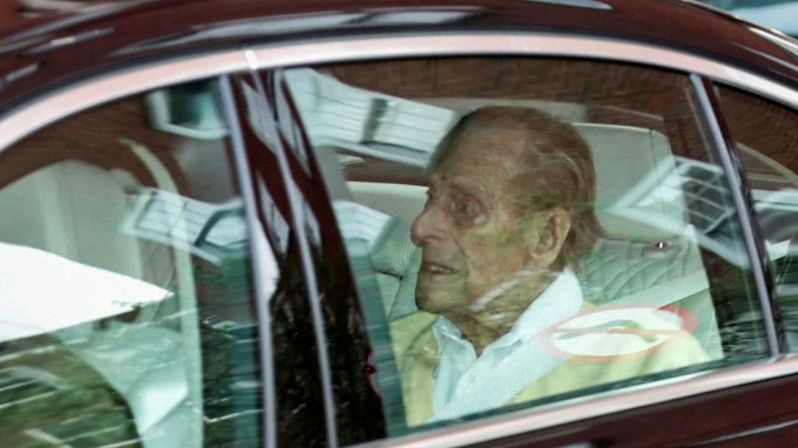 Princ Philip po měsíci opustil nemocnici